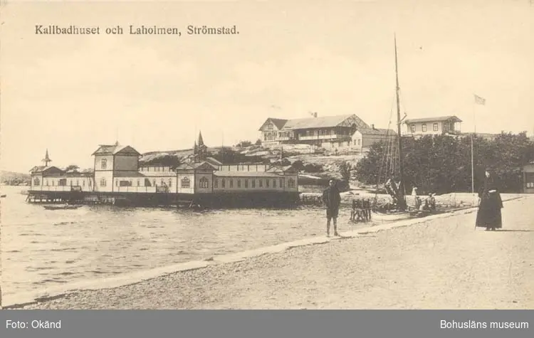 Tryckt text på kortet: "Kallbadhuset och Laholmen, Strömstad."
"Förlag: Frida Dahlgren, Garn- & Kortvaruaffär."