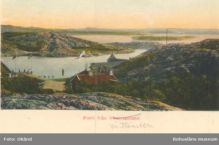 Noterat på kortet: "Foto taget från "Vargö" ovanför "Stjernviks" restaurant mot "Känsö" "Friliggande ön "Stenskär" i fonden t. v. Brännö. I fonden t. h. Kössö."
"28. 3. 1959."