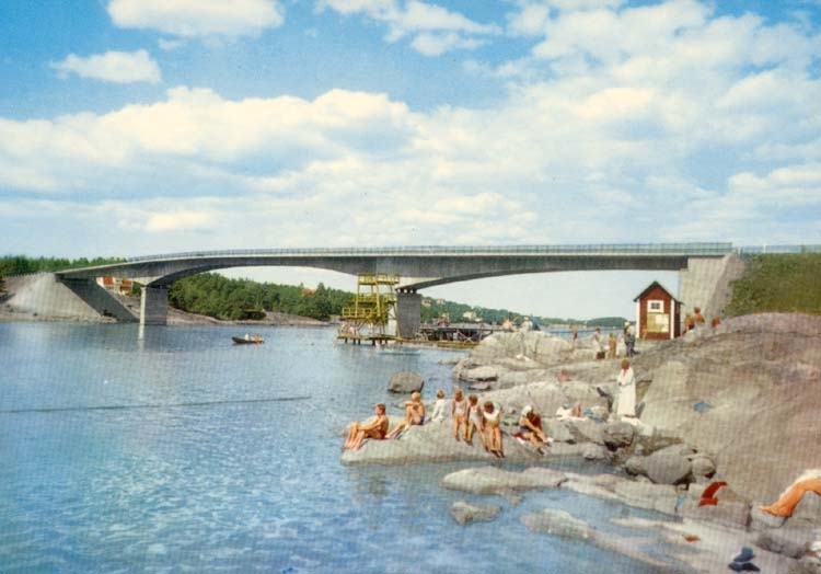 Tryckt text på kortet: "Stenungsundsbron med badliv i förgrunden."