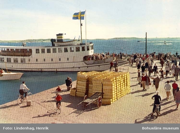 Tryckt text på kortet: "En sommardag vid Hönö-Klova brygga." 