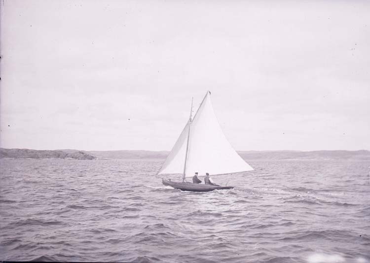Enligt text som medföljde bilden: "Kappsegling". En segelbåt utanför Gustafsberg på Byfjorden.