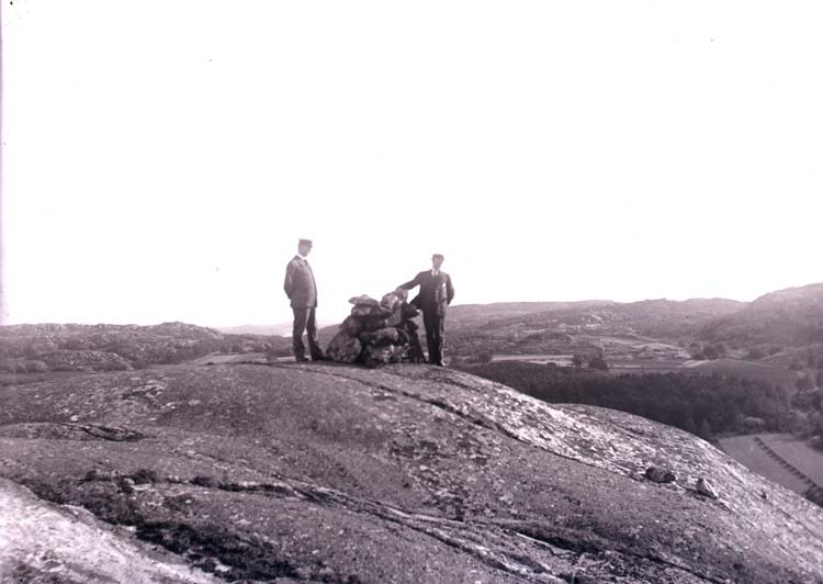 Enligt text som medföljde bilden "Norr Hamre. På berget 1918/1919".