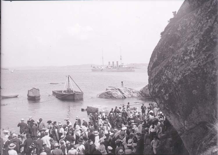 Enligt text som medföljde bilden: "Lysekil, Släggöbrons invigning Juli 10."