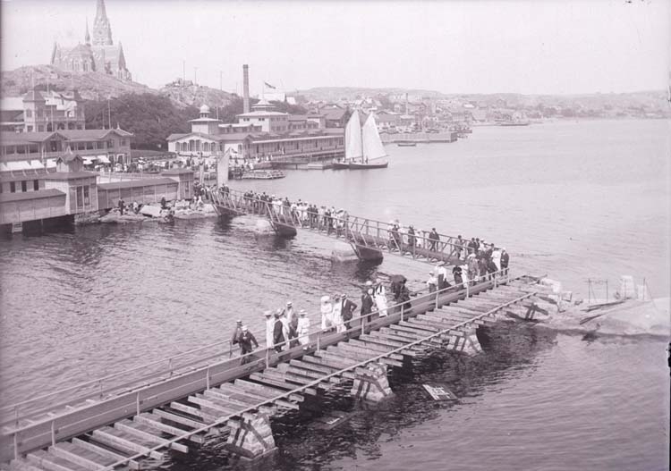 Enligt text som medföljde bilden: "Lysekil, Släggöbrons invigning. Juli 10."