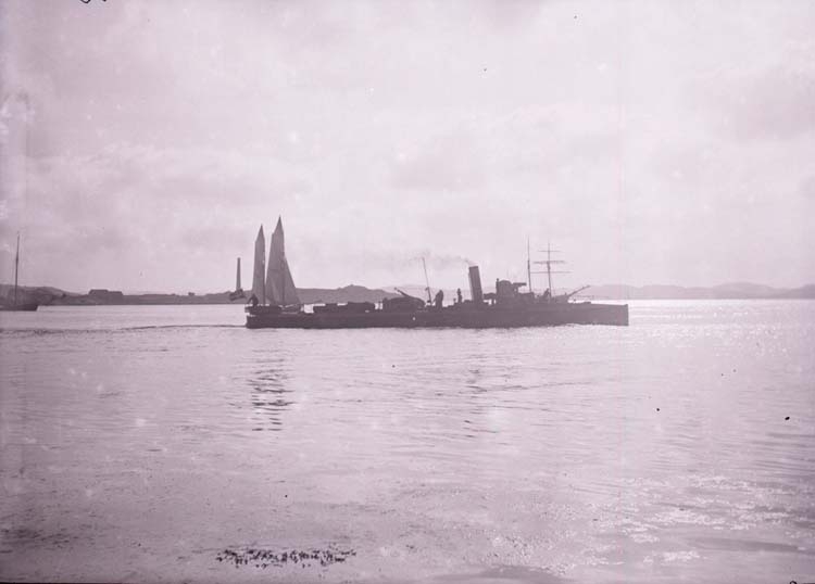 Enligt text som medföljde bilden: "Torpedbåt nr. 83 Lysekil. Juni el. Aug. 05."