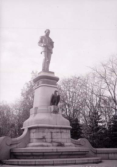 Enligt text som medföljde bilden: "Göteborg. John Ericssons staty. 16/10-24/10 04."