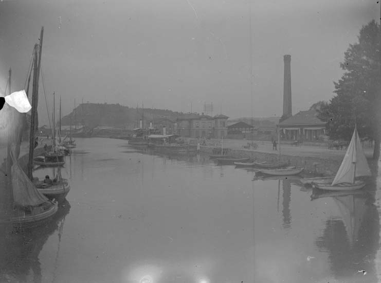 Enligt text som medföljde bilden: "Uddevalla. Hamnen med jernbron (Kvar?) ? 1897."