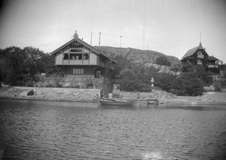 "Lysekil. Prof. Curmans villa från sjön 1897." enligt text som medföljde bilden.