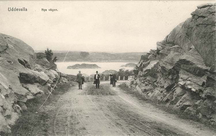 Tryckt text på vykortets framsida: "Uddevalla, Nya vägen."