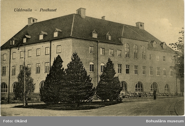 Tryckt text på vykortets framsida: "Uddevalla - Posthuset."

