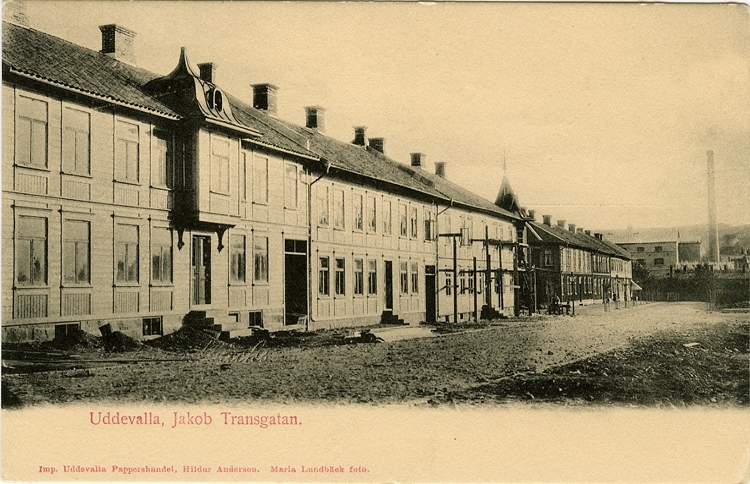 Tryckt text på vykortets framsida: "Uddevalla, Jakob Transgatan."