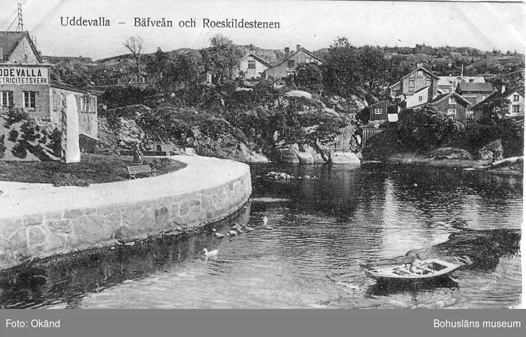 Tryckt text på vykortets framsida: "Uddevalla - Bäfveån och Roskildestenen."