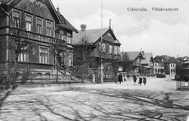 Tryckt text på vykortets framsida: "Uddevalla. Villakvarteret".


