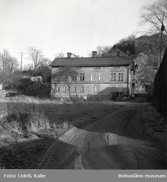 Enligt fotografens bildlista: "Detta hus hade två namn, Gröna huset och Rompebo".