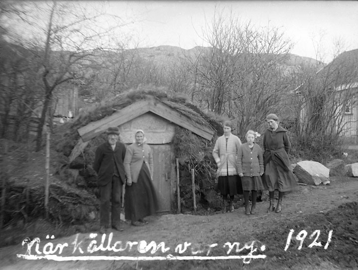 "När källaren var ny. Potatiskällaren på Stämmen [Kville socken år 1921]. Karl och Olena Krok, Helen Krok, Ann Krok, okänd.