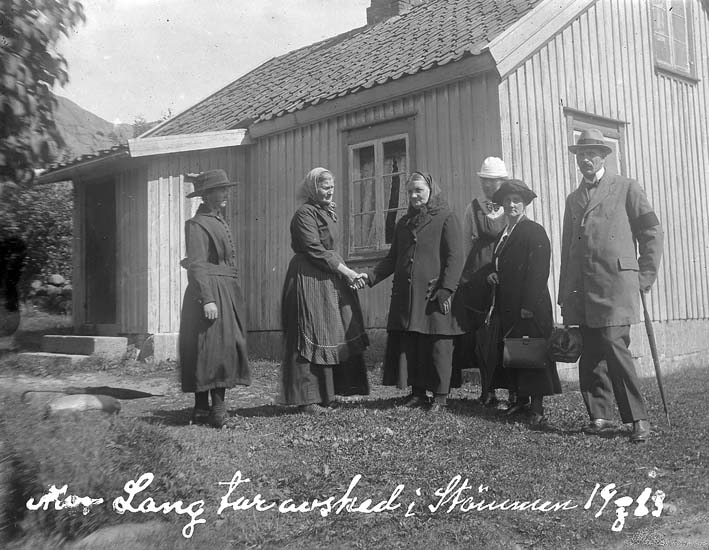 Skrivet på bilden: "Mor Lang tar avsked i Stämmen ?/8 1923."