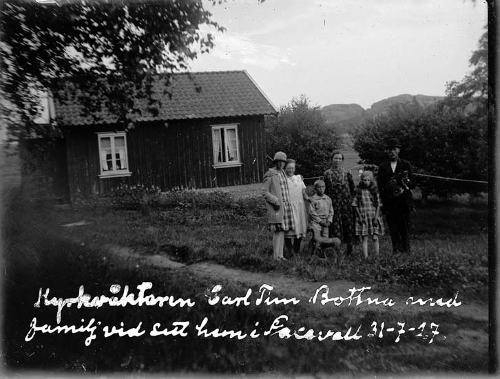 Skrivet på bilden: "Kyrkovaktmästaren Carl Tim, Bottna med familj vid sitt hem i Saxevall 31-7-27."