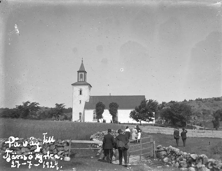 Enligt text på fotot: "På väg till Tjärnö kyrka. 27-7-1924".
