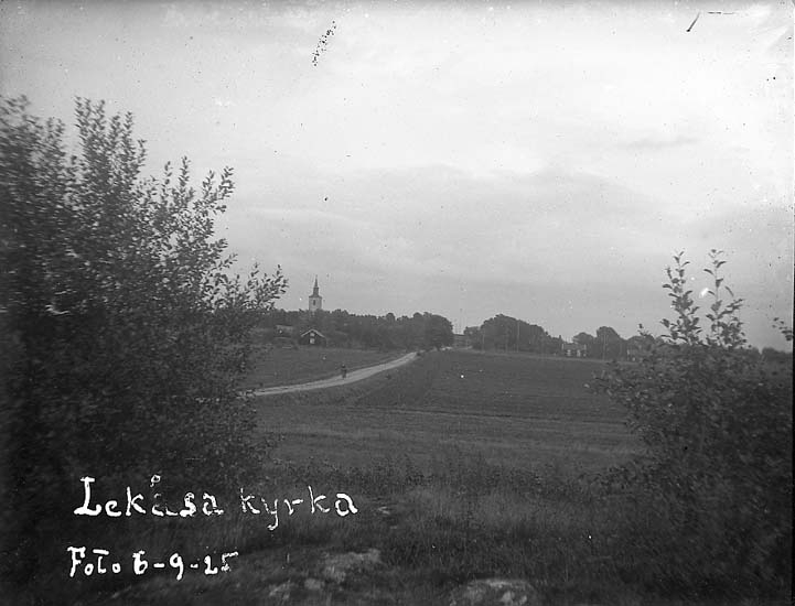 Enligt text på fotot: "Lekåsa kyrka. Foto 6-9-25".



















