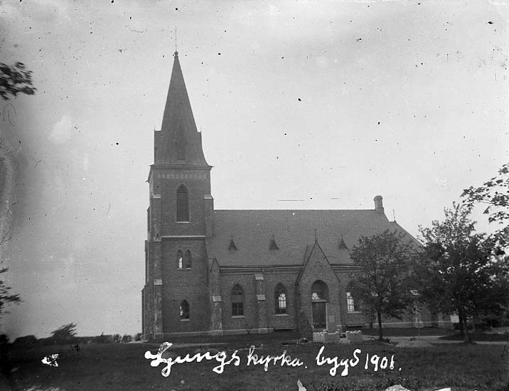 Enligt text på fotot: "Ljungs kyrka, byggd 1901".



















