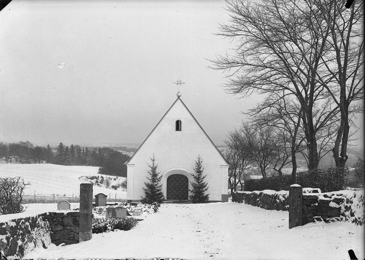 Enligt fotografens anteckningar: "1934, 62. Gravkapellet i Foss vinterskrud".