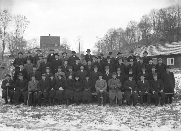 Enligt fotografens noteringar: "1946. No. 38. Pensionärerna."

Pensionerade arbetare vid Munkedals AB. I bakgrunden sågarbostaden.