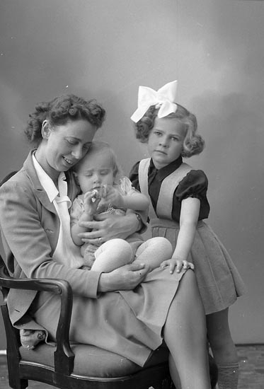 Enligt fotografens journal nr 7 1944-1950: "Sundberg, Fru Ruth Eidern Här".