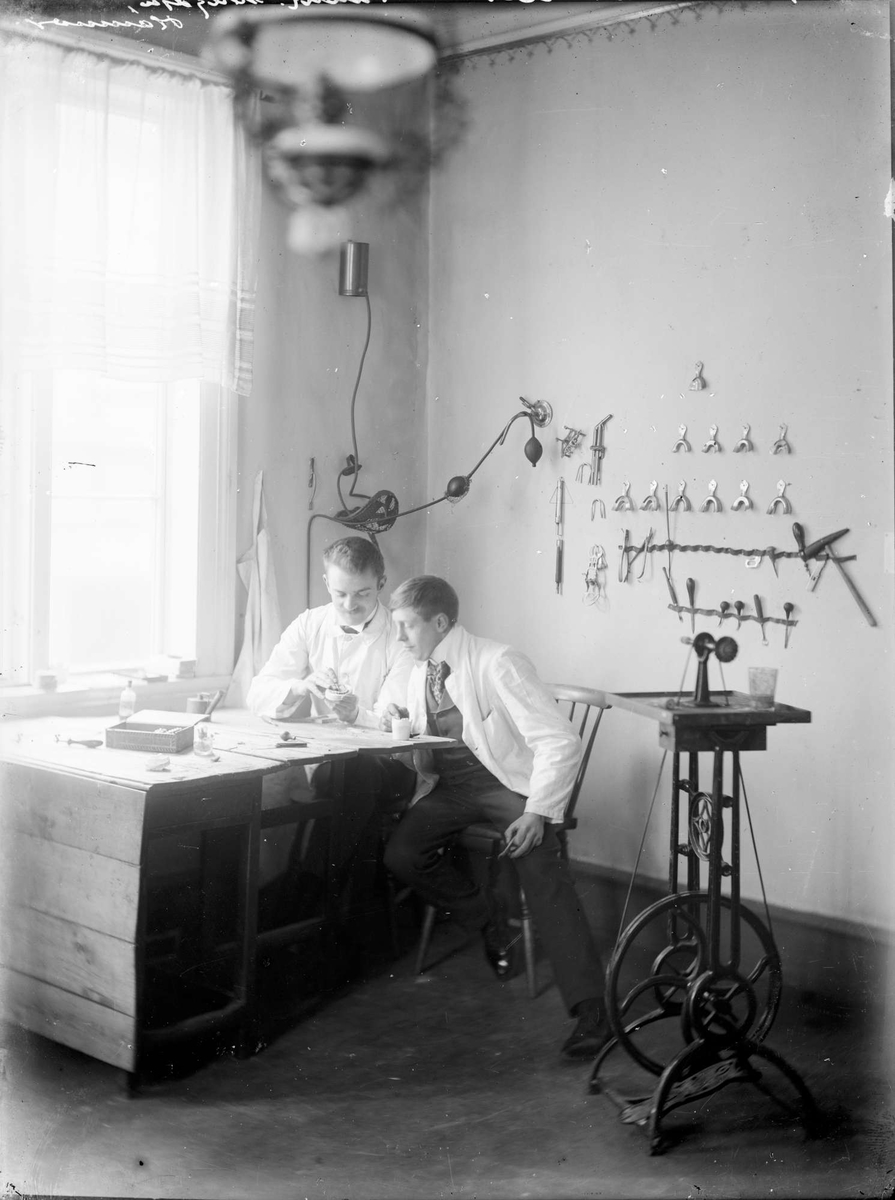 Tannlegene Johannes Magelssen og Thomas Hammer i laboratoriet
