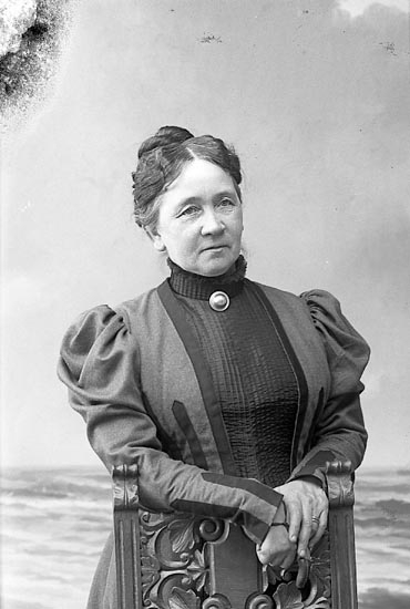 Enligt fotografens journal nr 1 1904-1908: "Stiberg, Fru Amanda Stenung Stenungsund".