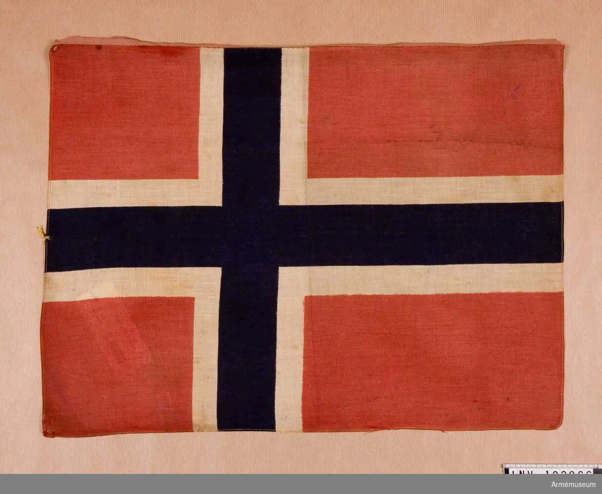 Grupp B I.
Norsk flagga, 50x36,5 cm, målad på vit duk.