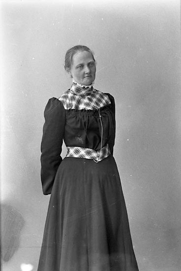 Enligt fotografens journal nr 1 1904-1908: "Mattsson, Fru Alma, Anrås Jörlanda".