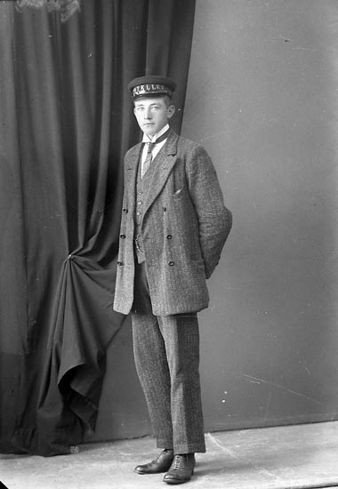 Enligt fotografens journal nr 3 1916-1917: "Johansson, Henning Hotellet Här".
