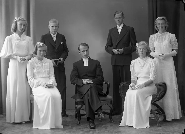Enligt fotografens journal nr 6 1930-1943: "Rhedin, Pastor Privat - Konfirmander".