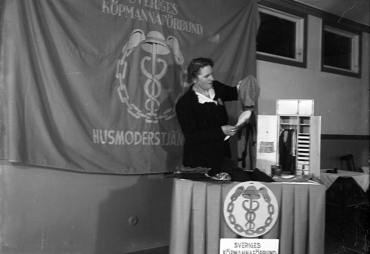 Enligt fotografens journal nr 7 1944-1950: "Köpmannaföreningens mannekänguppvisning". Enligt fotografens notering: "Köpmannaföreningens mannekänguppvisning Strand Hotell".
