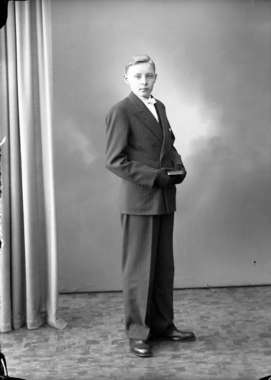 Enligt fotografens journal nr 7 1944-1950: "Gunnarsson, Bengt S. Houg, Här".