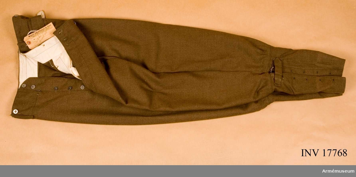 Grupp C I.
Långbyxor tillhörande uniform m/1936 för menig vid 153:e infanteriet, Frankrike. M/1936 enl uppgift från M Boulin. Av khakifärgat ylletyg med två fickor på sidorna. På framsidan sprund med knappar. Nertill har byxan snörts fast vid vaderna, och benlindorna lindats ovanpå.
Uniformen i sin helhet består av rock, skjorta, slips, byxa, benlindor, kängor, hjälm, kappa, livrem, ammunitionsväskor, tornistrar, ränsel, vin- flaska.