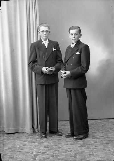 Enligt fotografens journal nr 7 1944-1950: "Olsson, Clas o Karl Gerhard Kyrkenorum".