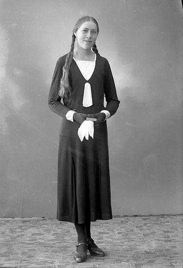 Enligt fotografens journal nr 6 1930-1943: "Larsson, Naemi Almesund, Hjälteby".