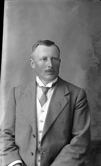 Enligt fotografens journal Lyckorna 1909-1918: "Nelander, Inspektor Ola Anfasteröd Ljungskile".