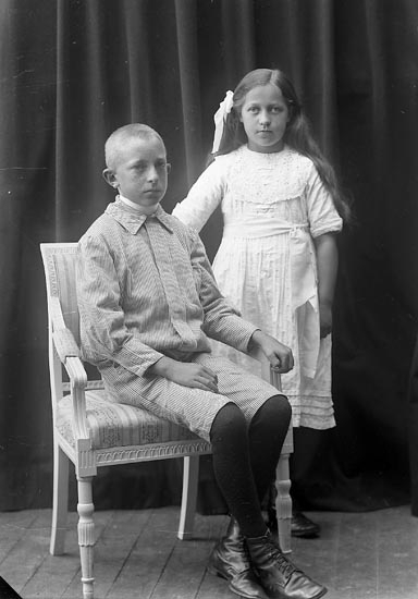 Enligt fotografens journal nr 2 1909-1915: "Karin Malte Isaksson Malte Här".
Enligt fotografens notering: "Malte o Karin Isaksson".