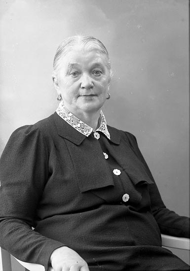 Enligt fotografens journal nr 6 1930-1943: "Svensson, Fru Charlotta Bräcketorp Spekeröd".
