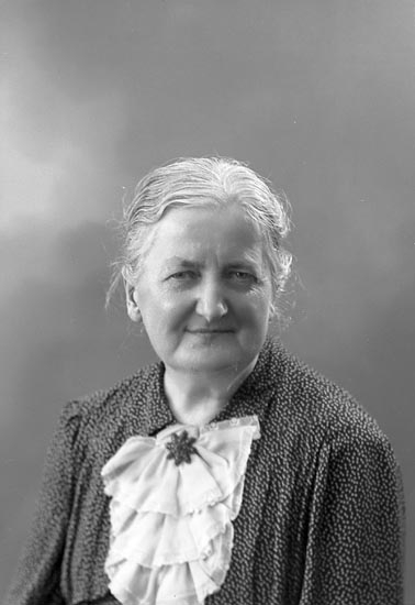 Enligt fotografens journal nr 6 1930-1943: "Rothlin, Fr. Ingeborg adr. Fr. Asta Pettersson".