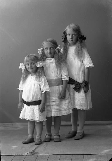 Enligt fotografens journal nr 2 1909-1915: "Nordqvist, Fru (tre flickor) Ödsmål".