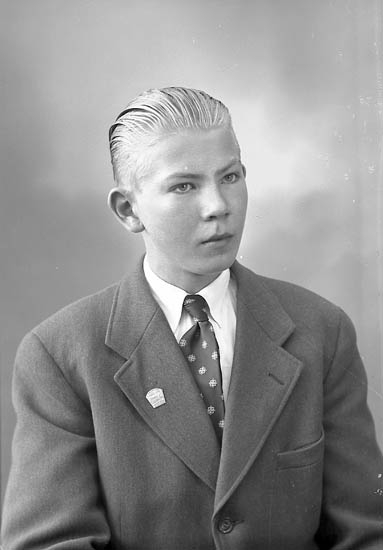 Enligt fotografens journal nr 8 1951-1957: "Olsson, Lennart Svanesund".
