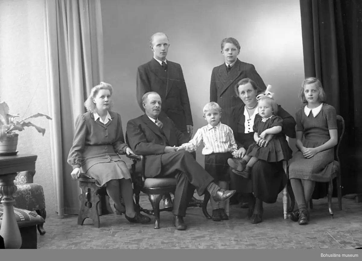 Enligt fotografens journal nr 7 1944-1950: "Henriksson, Herr Vilhelm Kläpp, Ödsmål".