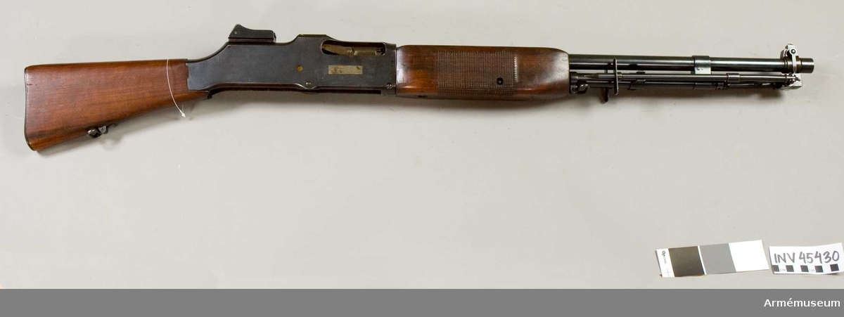 Grupp E IV.

Skylt på kolven: Colt`s modellgevär. 
Ej underbeslag.
Svenskt försöksvapen för fastställande av kulsprutegevär m/1921.