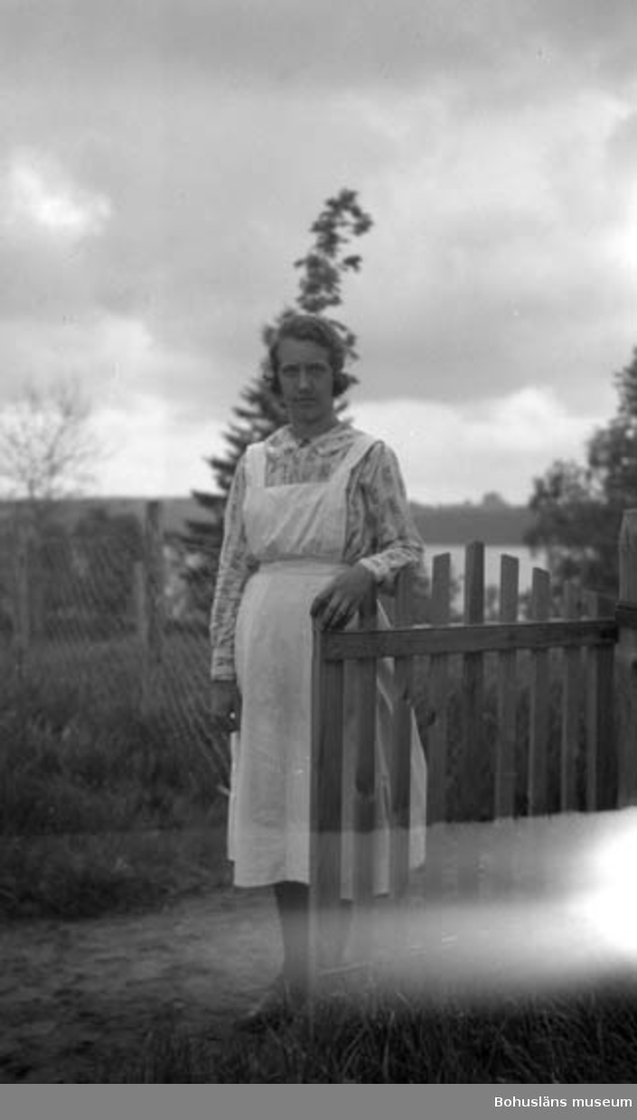 Enligt fotografens journal nr 5 1923-1929: "Johansson, Ester Prästgården Dalstorp".