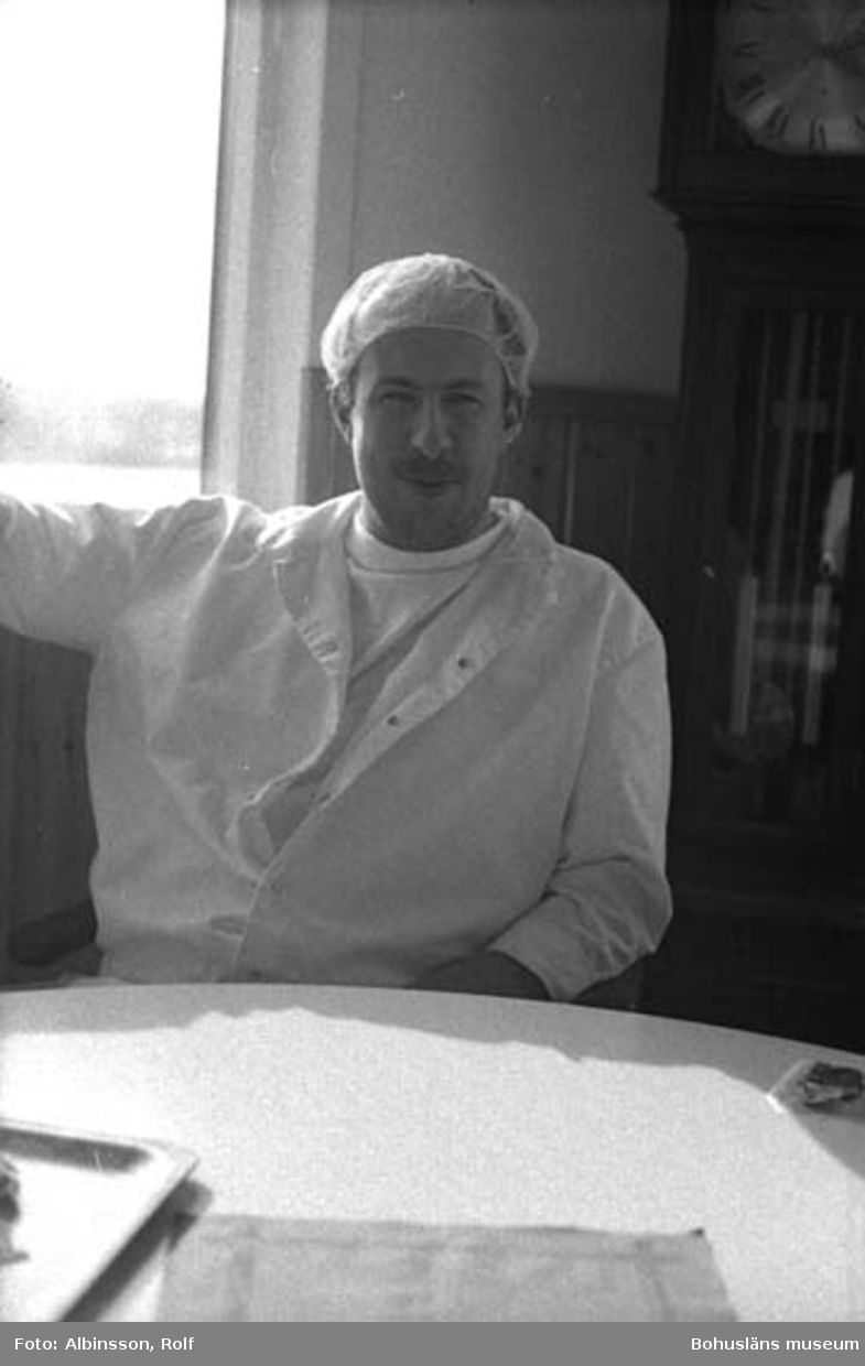 Enligt fotografens noteringar: "Anders Syversen tar en kaffepaus i matsalen vid halv tre tiden på eftermiddag. Han arbetar på fiskbulleavdelningen."
Fototid: 1996-03-14.