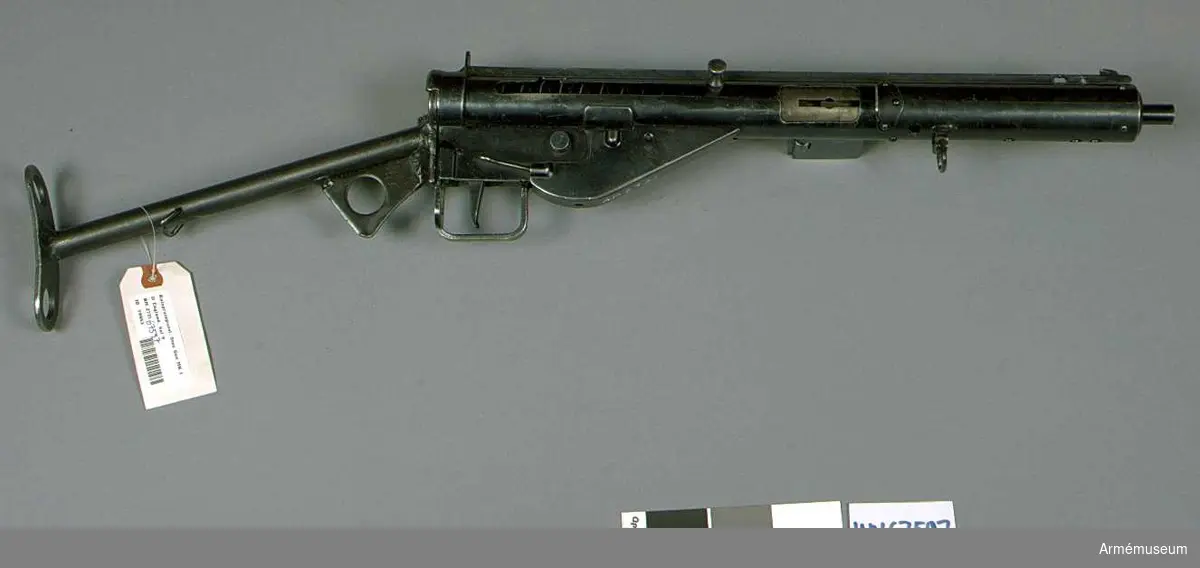 Samhörande nr är 2703-2705: 1 kulsprutepistol, 1 gevärsrem av läder.
Märkt med (SA) (Suomen Armeija) och "Sten. M.C. Mk III  (S.68)".