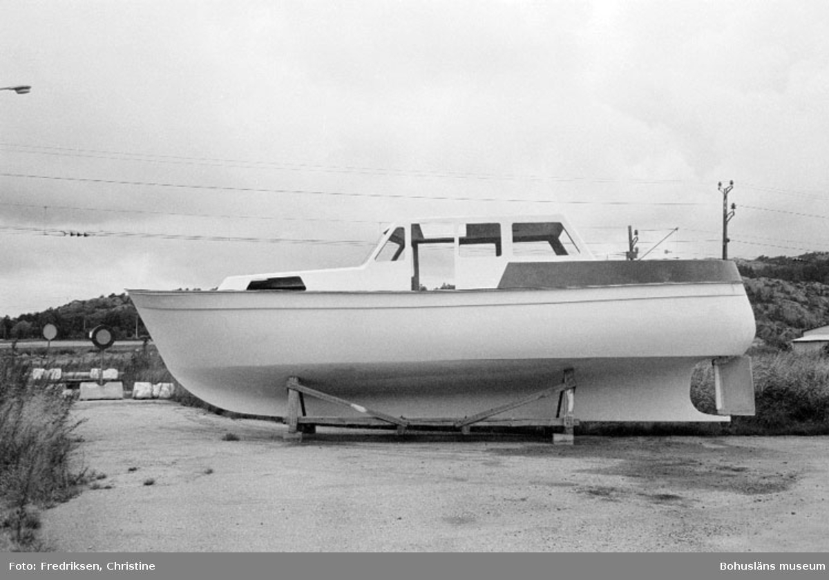 Motivbeskrivning: "Lysekils båtvarv, skrov och däck till Brofjord 36."
Datum: 19800909
